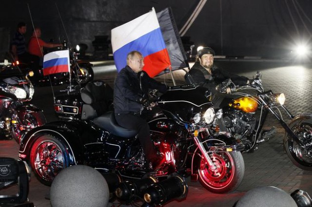 Vladimir Putin a šéf Nočních vlků Alexandr Zaldostanov v Novorosijsku