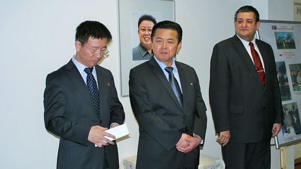Zahájení výstavy, uprostřed velvyslanec Kim Pchjong-il, vpravo Petr Šimůnek místopředseda ÚV KSČM